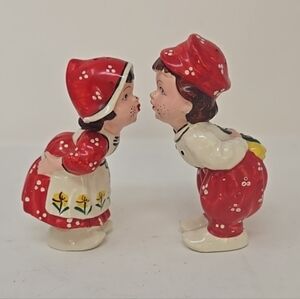 Vintage Vcagco kissing dutch boy & girl salt pepper shakers japan  ceramic paint